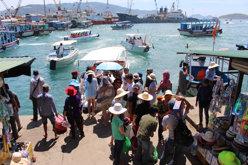 Theo Ban quản lý Vịnh Nha Trang, những ngày trước lễ có 3.500-4.000 lượt/ngày khách tham quan. Vào ngày lễ lượng khách đông hơn ngày thường