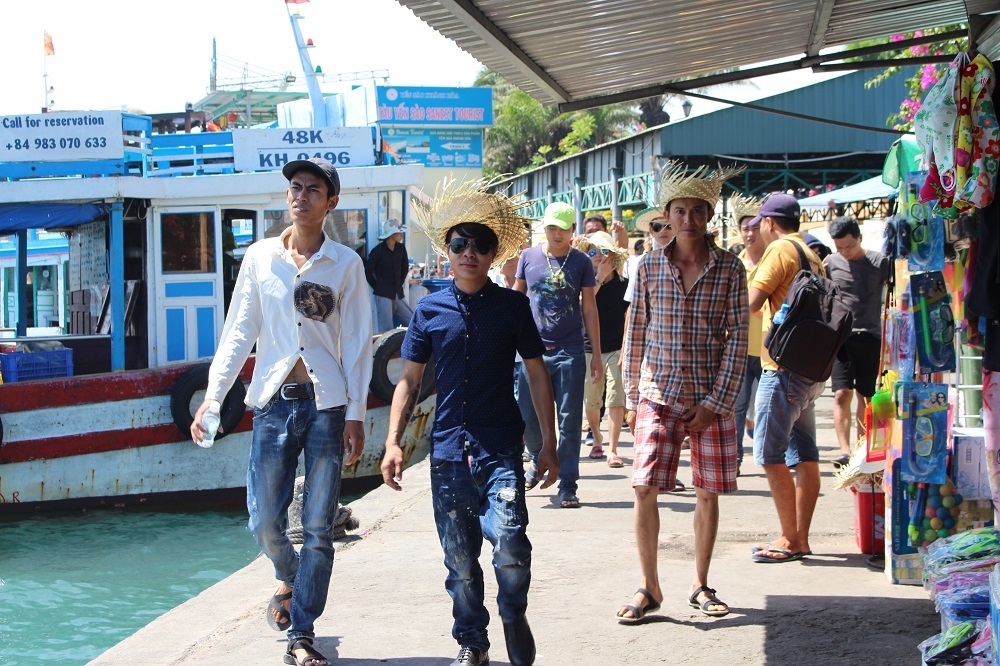 Du khách nội địa tranh thủ dịp nghỉ lễ đi tham quan một trong 29 Vịnh đẹp thế giới