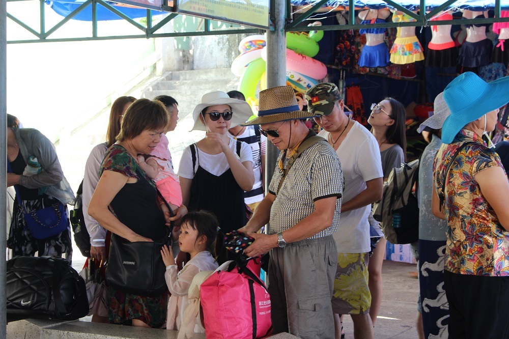 Du khách Trung Quốc đợi tàu ở nhà chờ hành khách bến tàu Nha Trang