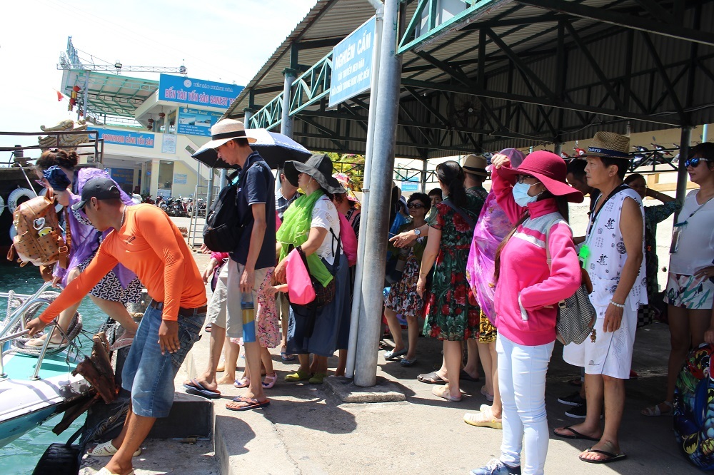 Đoàn du khách Trung Quốc lên tàu tham quan các đảo ở Vịnh Nha Trang