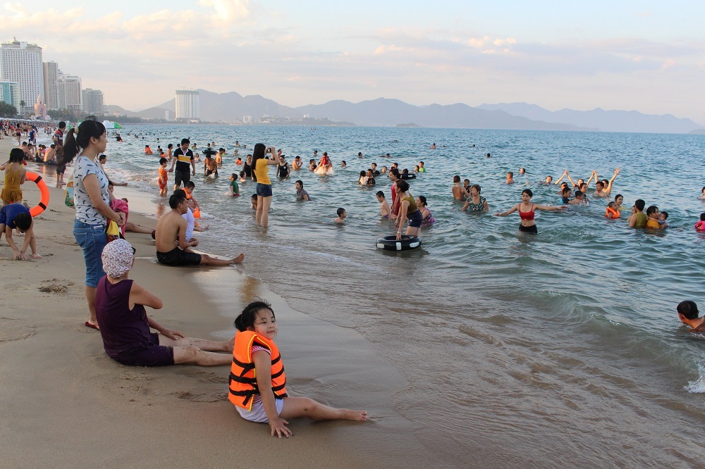 Ước tính có hàng ngàn du khách và người dân đổ xuống biển Nha Trang trong ngày nghỉ lễ Quốc Khánh đầu tiên