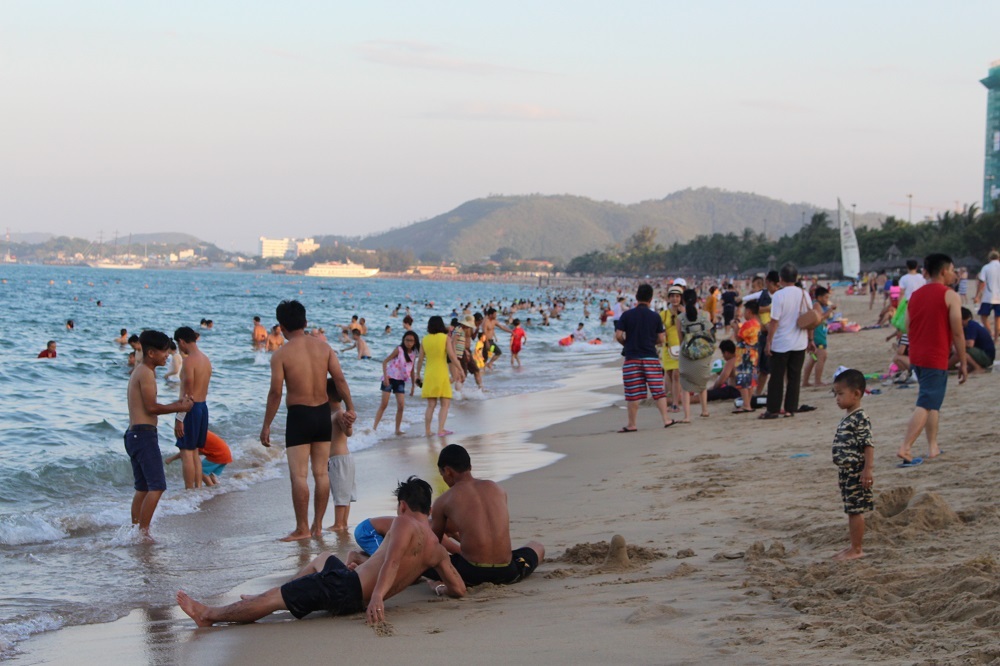 Bãi biển phía Đông đường Trần Phú (TP Nha Trang) chiều 2/9