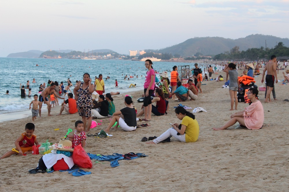 Vào những ngày lễ, bãi biển Nha Trang luôn tấp nập khách