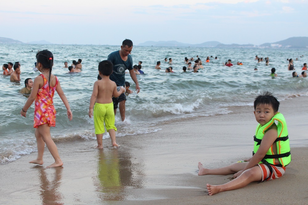 Nhiều em nhỏ được gia đình cho đi chơi trong ngày nghỉ lễ