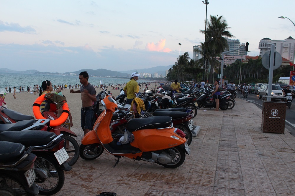 Bãi xe đông nghẹt vì có đông khách địa phương tắm biển