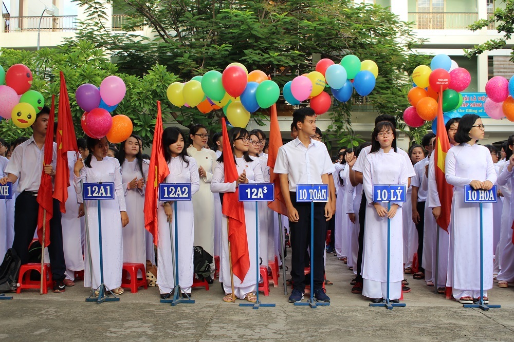 
Năm học mới 2016-2017, nhà trường đón 316 học sinh lớp 10 là học sinh ưu tú của các trường học cấp dưới.
