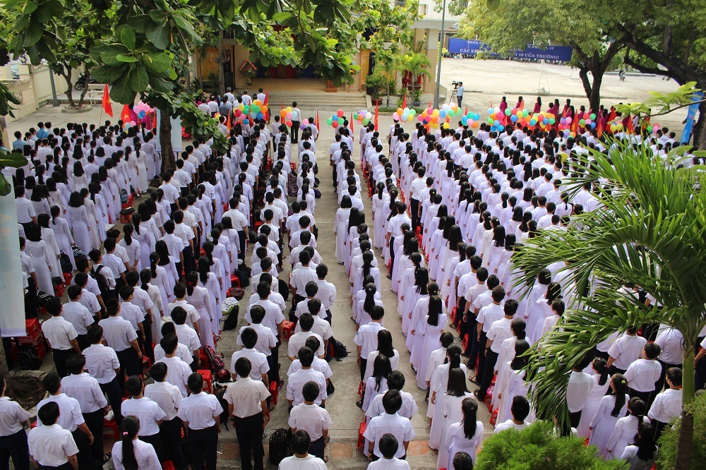 Học sinh trường THPT Lê Quý Đôn chào cờ trong lễ khai giảng năm học mới 2016-2017