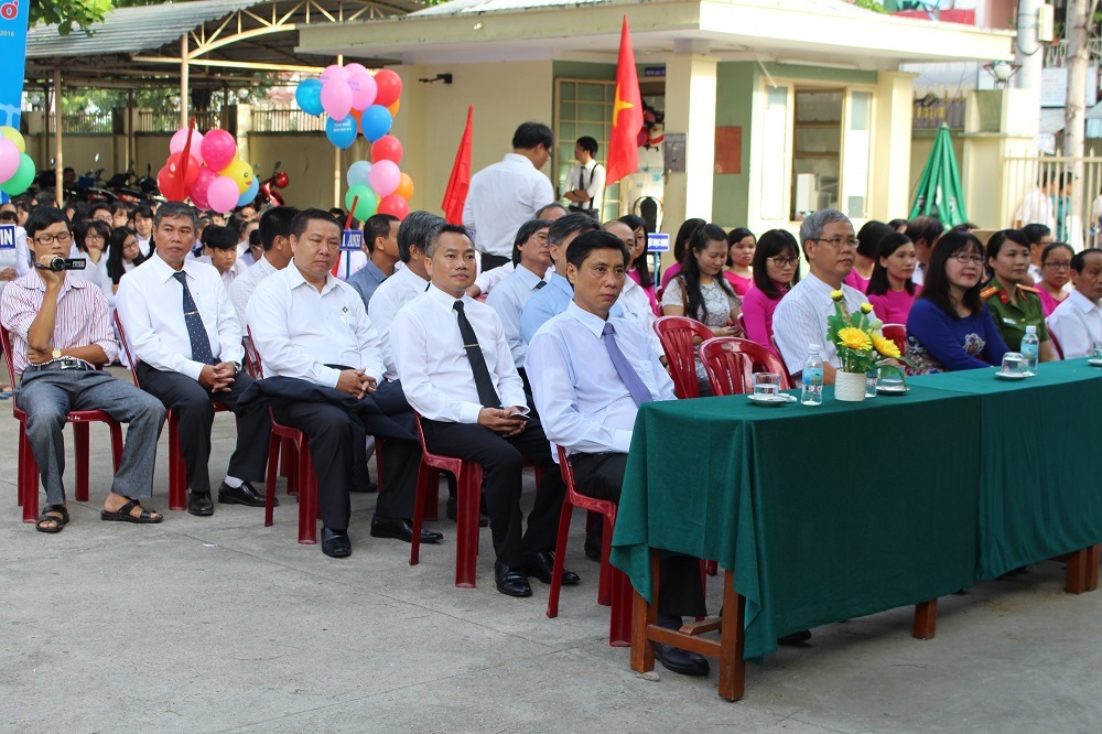 Ông Lê Đức Vinh, Chủ tịch UBND tỉnh Khánh Hòa dự lễ khai giảng ở ngôi trường con cưng trong tỉnh