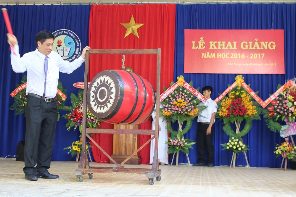 Chủ tịch Khánh Hòa đánh trống khai giảng năm học mới ở trường THPT Lê Quý Đôn, TP Nha Trang