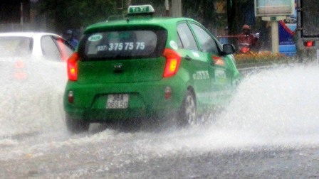 Đường phố Thanh Hóa ngập nước làm ảnh hưởng đến giao thông đi lại của người dân