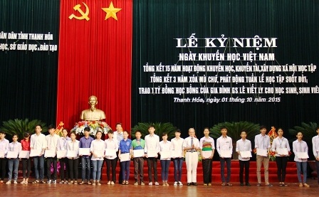 Trao học bổng của gia đình giáo sư Lê Viết Ly tới học sinh, sinh viên.