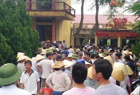 Hàng trăm người tập trung tại UBND xã Thanh Sơn.