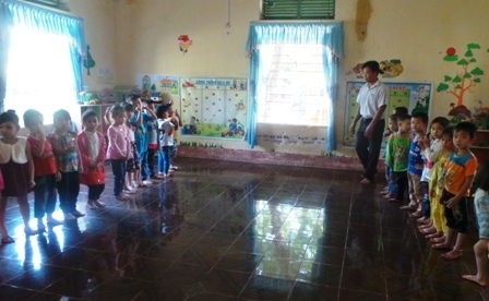 Tuy bước đầu còn nhiều bỡ ngỡ, nhưng thầy Cường quyết tâm gắn bó với bậc học Mầm non