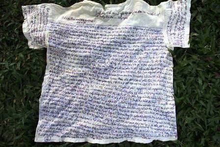 Chiếc áo chi chít chữ với nội dung kêu oan được cho là của Lê Văn Mạnh được đăng tải trên mạng xã hội