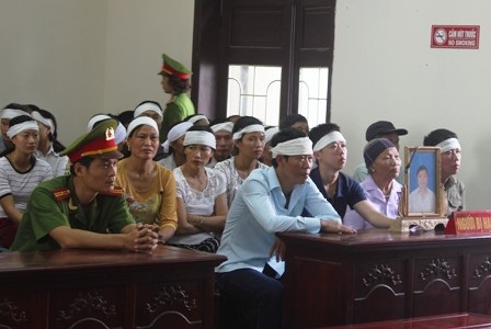 
Gia đình bị hại mang di ảnh nạn nhân đến dự phiên tòa
