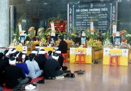 Vụ 4 người chết: Nhân vật “bí ẩn” trong lá thư tuyệt mệnh - 1 Người thân làm lễ an táng cho các nạn nhân