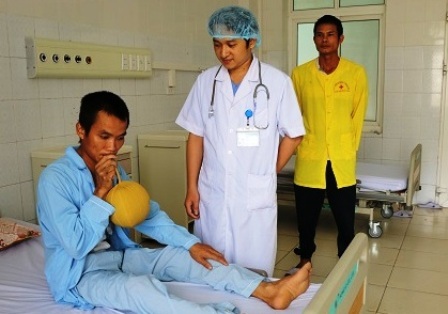 Hướng dẫn bệnh nhân tập vật lý trị liệu sau phẫu thuật