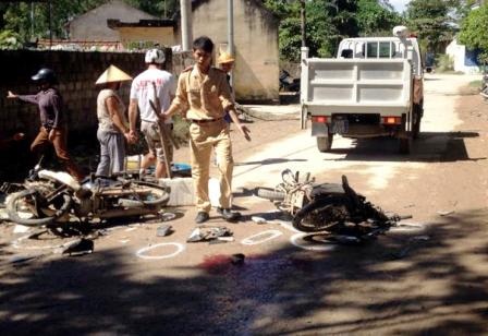 Xe tải nổ lốp lao sang đường ngược chiều, 4 người bị thương - 5 Lực lượng CSGT, Công an thị xã Sầm Sơn đang tiến hành làm rõ nguyên nhân vụ tai nạn