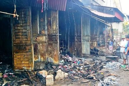 Ngọn lửa đã thiêu rụi nhiều hàng hóa