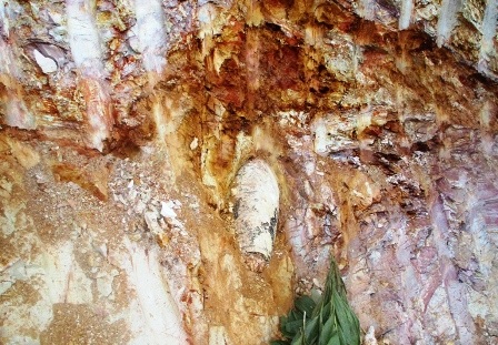 Qủa bom nằm sâu trong lòng đất