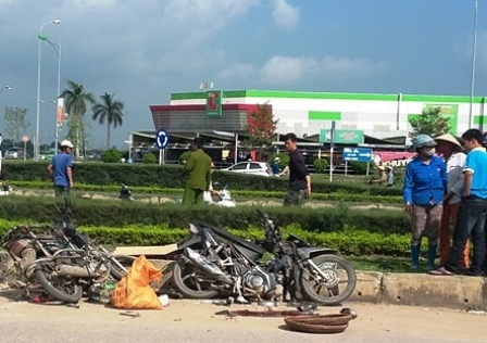 Hai xe máy tông nhau vỡ nát, 2 phụ nữ thương vong - 1 Hiện trường vụ tai nạn