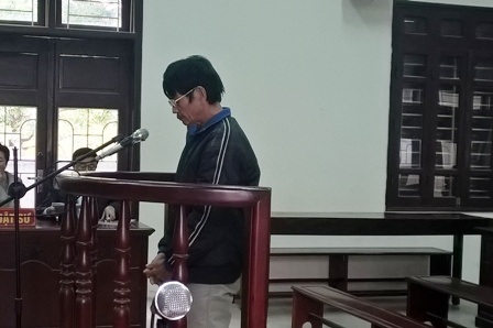 Đưa cá cho hàng xóm, bé gái bị ông già dâm ô - 1 Bị cáo trước vànnh móng ngựa