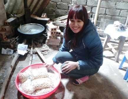 Chị còn có tài làm kẹo nhãn để cung cấp cho khách hàng