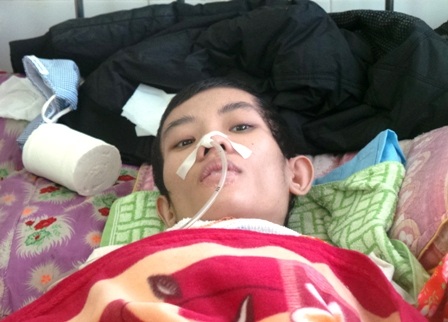 Ánh mắt em cố nhìn người lạ như muốn nói một điều gì đó