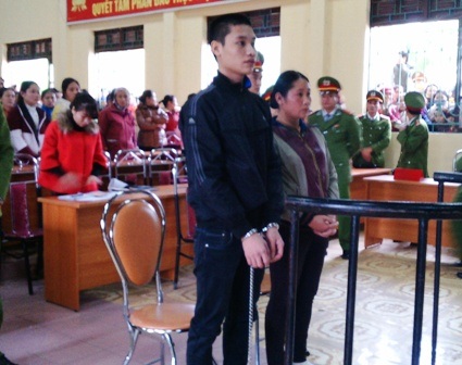Mâu thuẫn trong quán karaoke, dùng dao đâm chết người - 1 Các bị cáo trước vành móng ngựa