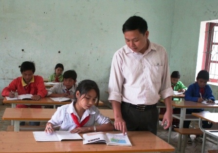 "Tiết kiệm đủ thứ để có tiền thưởng Tết cho anh em" - 2
Hàng năm, mức thưởng Tết Nguyên đán đối với các thầy cô giáo cũng chỉ 100 - 200 nghìn đồng hay tờ lịch Tết