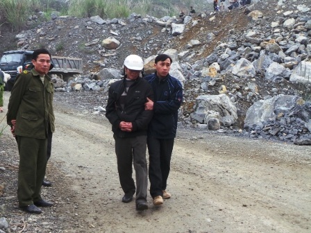 
Người thân của các nạn nhân đau đớn khi tai họa ập xuống bất ngờ.
