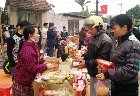Rủ nhau đi phiên chợ mỗi năm chỉ họp ngày 26 tháng Chạp - 3 Chợ Thiều bắt đầu họp từ lúc 5h sáng cho đến chiều tối ngày 26 tháng Chạp âm lịch hàng năm, nhưng từ lúc 12h đêm của ngày hôm trước đã bắt đầu có người đến để bán hàng và mua hàng. Chợ đông người nhất vào 8 - 9h sáng ngày 26 tháng Chạp.