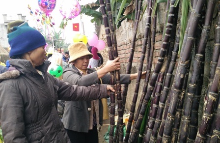 Rủ nhau đi phiên chợ mỗi năm chỉ họp ngày 26 tháng Chạp - 8 Người dân ai đến chợ cũng đều mua hay bán một thứ gì đó về để thắp nhang, làm quà chợ cho ông bà, tổ tiên đã khuất, sau khi bán hay mua xong ai cũng đều lên chùa bên chợ thắp nén nhang cầu xin điều may mắn cho năm mới.