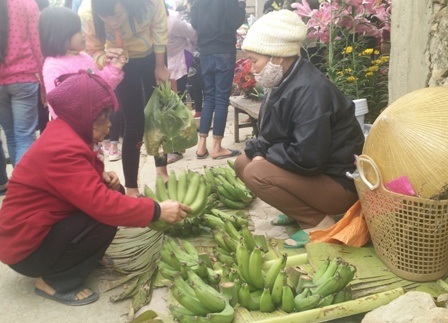 Rủ nhau đi phiên chợ mỗi năm chỉ họp ngày 26 tháng Chạp - 7
Các mặt hàng bán ở chợ chủ yếu đều là những sản vật vùng quê. Những đồ quà bánh để thờ cúng ông bà tổ tiên, các món đặc trưng ngày Tết như lá dong, sợi giang, quả cau, lá trầu, củ hành, củ tỏi, thịt cá, hoa giấy, hoa tươi… đây đều là những thứ không thể thiếu trong ngày tết.