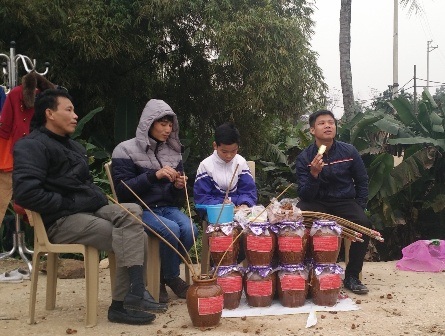 Rủ nhau đi phiên chợ mỗi năm chỉ họp ngày 26 tháng Chạp - 6 Không chỉ có người dân trong vùng Thanh Hóa mà nhiều nơi khác từ Nghệ An, Hà Nội, Ninh Bình, Nam Định…đến chợ Thiều ngày cuối năm. Xưa chợ Thiều được họp ở ngay sát bờ sông để thuận tiện giao thông với kiểu buôn bán trên bến dưới thuyền. Nay làng thống nhất họp vào trong sân chùa theo nguyện vọng người dân trong làng. Trên là chùa dưới là chợ để lưu giữ nét hồn quê.