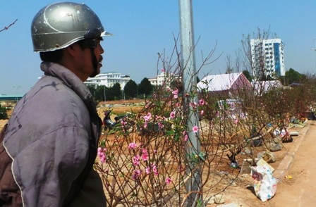 
Người đàn ông này mong bán hết hàng để về đón Tết cùng gia đình
