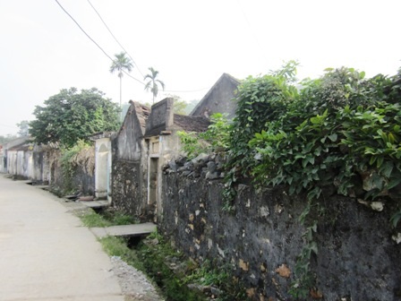 Làng cổ Đông Sơn, phường Hàm Rồng, thành phố Thanh Hoá là một ngôi làng nhỏ nằm bên bờ con sông Mã. Ngôi làng nằm giữa một thung lũng nhỏ, phía trước có cánh đồng rộng màu mỡ, ba phía của làng được bao bọc bởi những quả đồi đất, núi đá xen kẽ nhau.