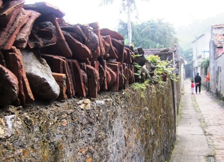 Ngôi làng đã trải qua bao biến cố của lịch sử và sự vùi dập của chiến tranh cũng như thời gian.
