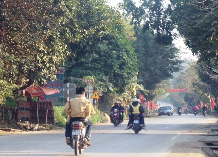 Việc người dân không đội mũ bảo hiểm trong những ngày Tết là tình trạng phổ biến