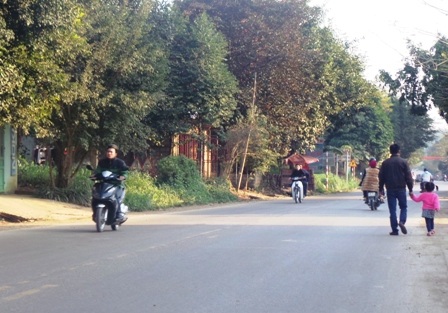 Vô tư điều khiển xe máy trên quốc lộ mà không đội mũ bảo hiểm