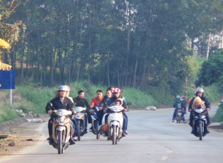 Đi thành từng tốp trên đường