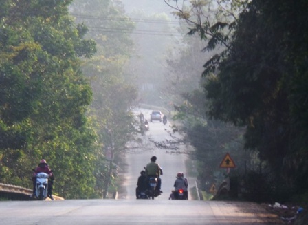 Ngày Tết, nhiều người "bỏ qua" luật giao thông - 7