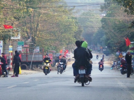 Nhiều trường hợp kẹp 3 trên xe máy, đầu không đội mũ bảo hiểm