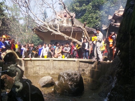 Du khách đến dâng hương và thưởng ngoạn thường lấy nước về nhà xem đây là nước lộc, nước thánh.