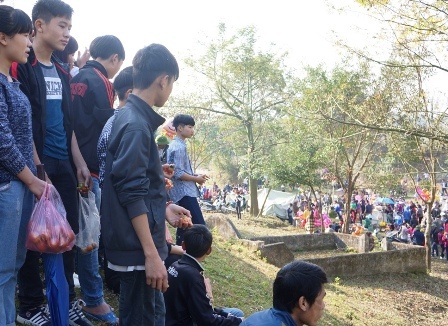 Trên tay nhiều bạn trẻ lúc nào cũng thường trực túi đựng cà chua để ném nhau