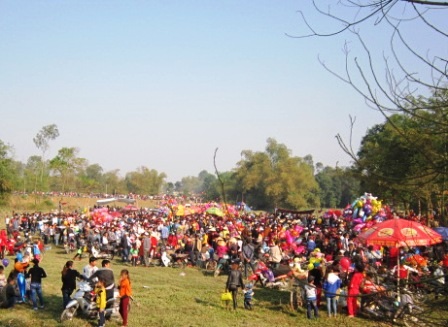 Hằng năm, cứ đúng ngày mùng 6 Tết, hàng ngàn người dân từ khắp nơi lại rủ nhau đi phiên chợ Chuộng. Phiên chợ họp trên bãi đất trống ven sông ở xã Đông Hoàng, huyện Đông Sơn, tỉnh Thanh Hóa để cầu may.