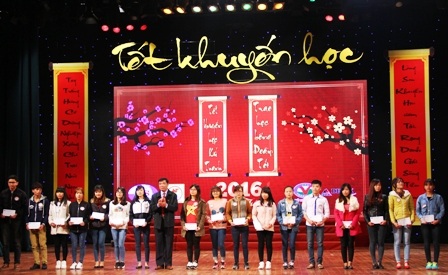 Ông Nguyễn Văn Thành - Ủy viên Ban Thường vụ, Trưởng Ban Dân vận Tỉnh ủy trao học bổng Doãn Tới cho sinh viên nghèo vượt khó học giỏi