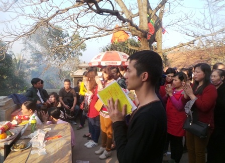 Nhiều du khách dâng hương phía ngoài đền