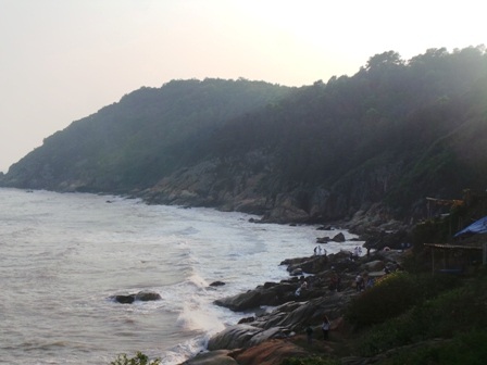 Dạo chơi bên bờ biển ngay dưới chân đền