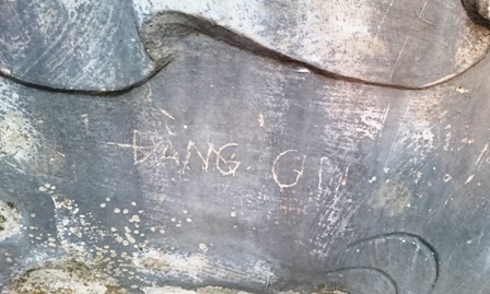 Một nơi linh thiêng và tôn nghiêm, nhưng vẫn có người thiếu ý thức viết, vẽ bậy